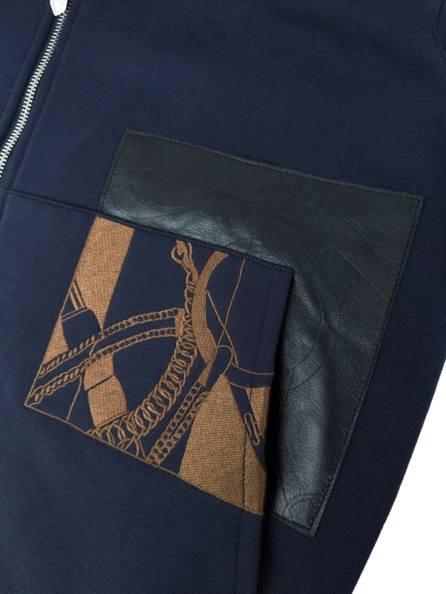 AP 280 Herme Paris embroidered leather zipper jacket, custom-made Yun Heng brocade velvet, dense and warm, soft and skin-friendly. Navy Blue condenses the quiet brilliance, revealing the luxury charm of the family in a low-key manner. The neat fully opened zipper creates a smooth hooded configuration. The drawstring of the same color can adjust the shape of the hood. A lambskin square bag is stacked on top of the front kangaroo bag. The soft leather surface embodies a delicate texture. Classic equestrian embroidery is embedded in the bag body, and the collection of reins totems is hidden in every detail. The warmth of the leather and the delicacy of the embroidery complement each other. The simple body is hidden with ingenuity. The body is cut in a relaxed manner. The French quiet luxury is integrated into daily clothing. It flows between movement and stillness to interpret an unobtrusive high-end elegance. Process 1: Use imported machine embroidery technology and use advanced computer control systems and precision mechanical components to realize Hermes embroidery operations. High precision, smooth and delicate lines. Process 2: Using leather heat etching embossing process. Leather processing technology that uses heat to temper the texture language. Refer to the original 1:1 customized mold. Precisely synergize with the leather surface through temperature and pressure to form a restrained and concave HERMES pattern. Process 3: The fabrics have been fermented and washed. The texture is better. Not easy to deform. Not easy to shrink. Not easy to fade. Maintain long-term beauty. Accessories: Customized 1:1 H zipper. Customized 1:1 H sheepskin Customized 1:1 H trademark Version: Loose version Size: S M L XL Style number: AA 684